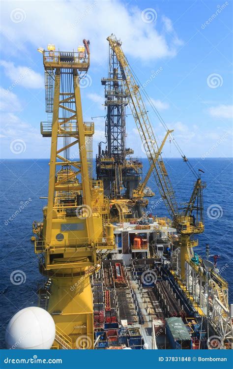 Tender Drilling Oil Rig Barge Oil Rig On The Production Platform