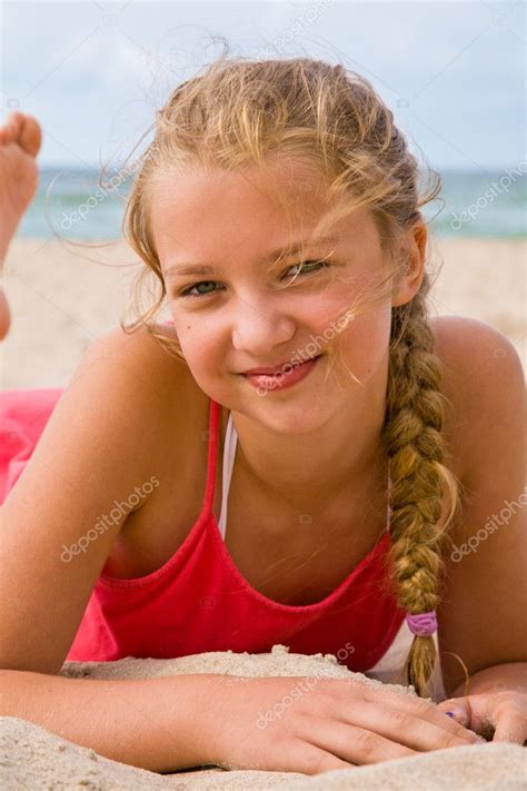 Hübsches Blondes Mädchen Am Strand Stockfotografie Lizenzfreie Fotos