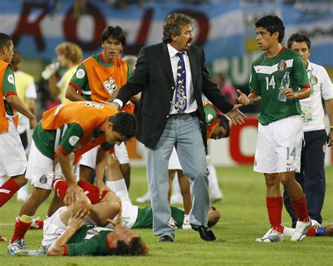 Dirigió a la selección azteca en la copa del mundo de alemania 2006 ,  8  perdiendo ante su país natal argentina , en el partido de octavos de final por 2 a 1 en. La Volpe antes de Alemania 2006: "Fundí mi medalla de 1978 ...