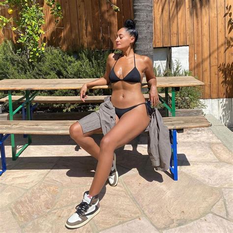 Tracee Ellis Ross Demonstrates How To Actually Wear A Bikini