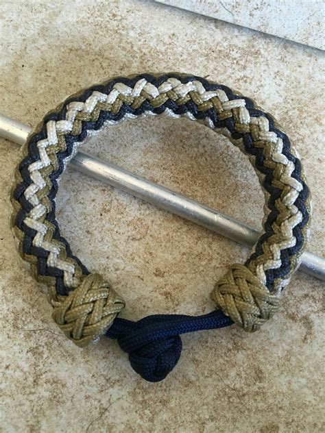 How to tie a paracord gaucho interweave knot. Three color, three pass Gaucho Fan Knot. | Paracord ...