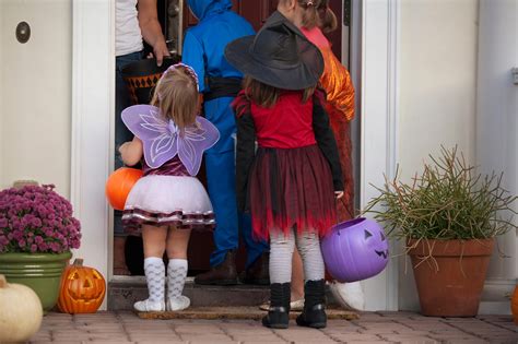 Cdc Halloween Guidelines Trick Or Treating Costumes Not Advised