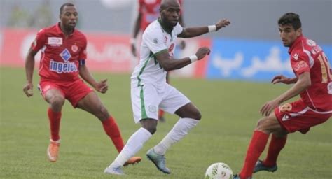 وتمسك الدفاع الجديدي بأحقيته في حصد نقاط المباراة باعتبار أن الحكم أعلن عن نهايتها وكان الرجاء يحتل المركز السادس برصيد 28 نقطة، بفارق ثلاث نقاط عن الدفاع الجديدي ويتصدر الوداد البيضاوي الدوري المغربي برصيد 36 نقطة، بفارق نقطة واحدة عن الفتح. الدفاع الحسني الجديدي يخلق مفاجئة وينتصر على الوداد ...