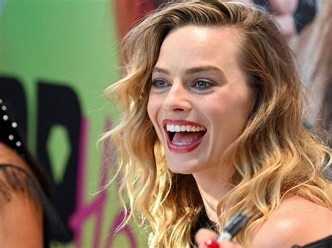 Margot Robbie Sexist Variety Review For Promising Young Woman Carey