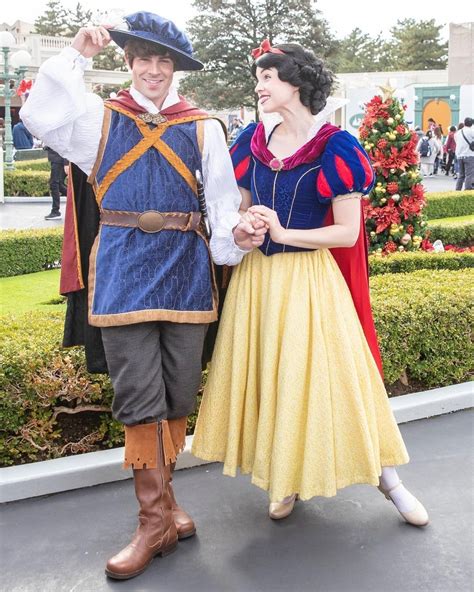 Pin By 2trh2 On Snow White Face Characters Face Characters Fashion
