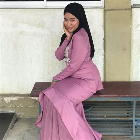 Gadis Melayu Pakai Baju Kurung Ketat