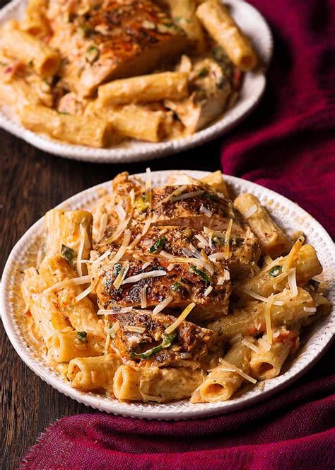 Rigatoni (riggies) pasta is paired with chicken and spicy peppers in a creamy red/white sauce. Chicken Pasta in White Wine Sauce - What's In The Pan?