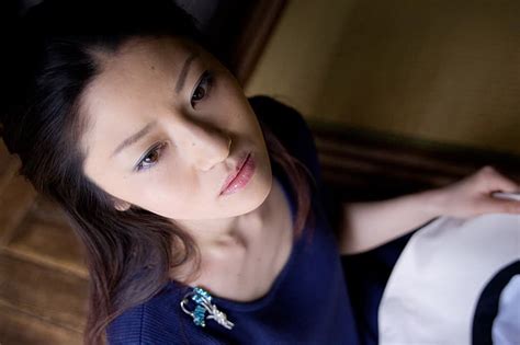 平沢里菜子 アジア人 女性 モデル フェチ 黒髪 ブルネット 室内 青いドレス 青いトップス ヘーゼル色の目 HDデスクトップの壁紙 Wallpaperbetter