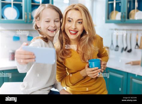 Exuberante Madre E Hija Teniendo Selfies Fotograf A De Stock Alamy