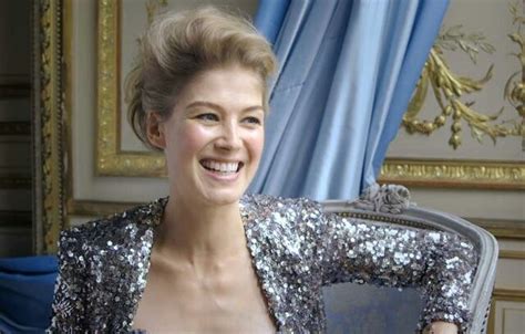 rosamund pike behind the scenes on her photoshoot for vanity fair feb 2015 rosamund pike