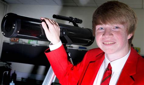 Essa equivale approssimativamente a 9.46 ×1015 metri, o 5.88 ×1012 miglia. Giovane stagista scopre un pianeta distante 1000 anni luce ...