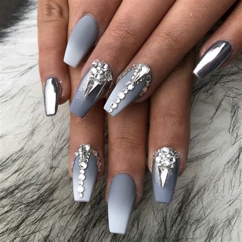 pin de karen agüero en uñas con imágenes uñas color plata uñas decoradas grises uñas de