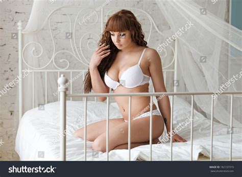 Sexual Woman Lying Naked Bed Foto Stok Shutterstock