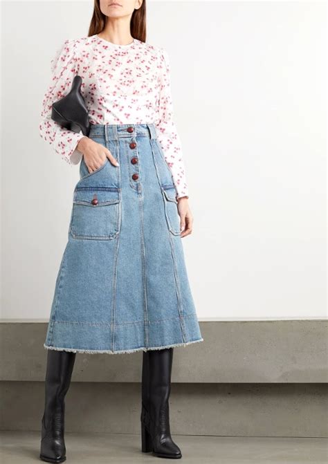 La jupe en jean est un indispensable mode absolument intemporel. Comment porter la jupe jean mi- longue avec style cet automne