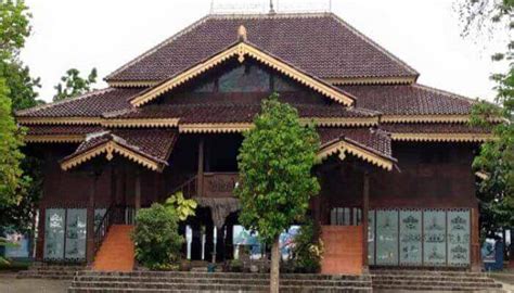 Nuwou sesat memiliki arsitektur rumah berbentuk rumah panggung. 35 Ragam Rumah Adat Indonesia dari Berbagai Provinsi