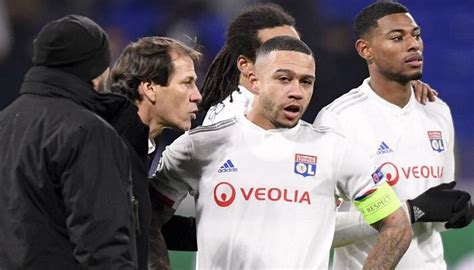 تم اختيار ديباي كأفضل لاعب شاب في العالم لعام 2015 من قبل مجلة فرانس فوتبول. مستشهدا بميسي.. مدرب ليون يسخر من عرض برشلونة لديباي