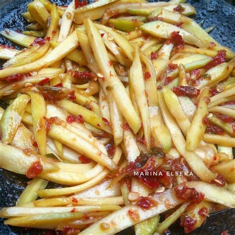 Sebagai penutup, sambal mangga hadir dengan rasa kecutnya yang khas. Sambal Mangga Muda by Marina Elsera - langsungenak.com