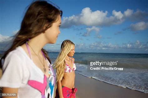 Pre Teen Girls Beach Photos Et Images De Collection Getty Images