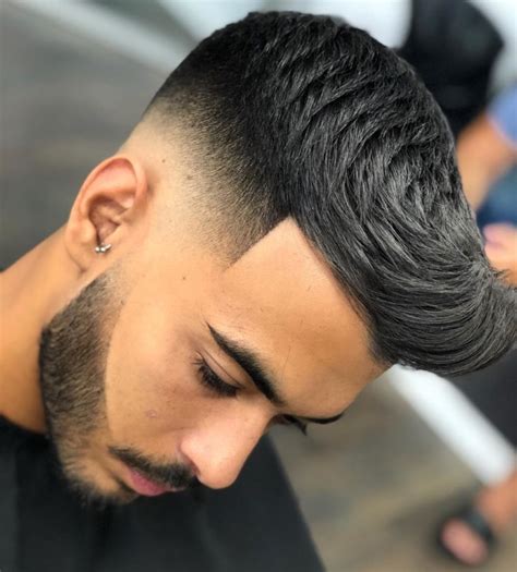 En fonction de sa coupe de cheveux et coiffure, l'homme aux cheveux longs est toujours perçu de différentes. Fondu Coupe De Cheveux Homme Degrade Bas | Coiffures Cheveux Longs
