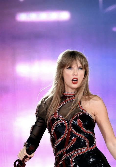 Taylor Swift Performs On Stage At The 2012 American Music Awards