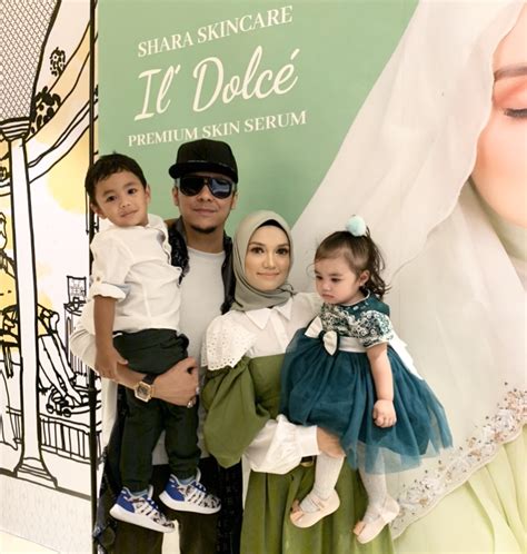 Aurat merupakan sesuatu anggota badan yang wajib ditutup dan disembunyikan terutamanya dari pandangan orang bukan mahram. "Tak Boleh Bersentvhan Dengan Lelaki," Syamsul Yusof Beri ...