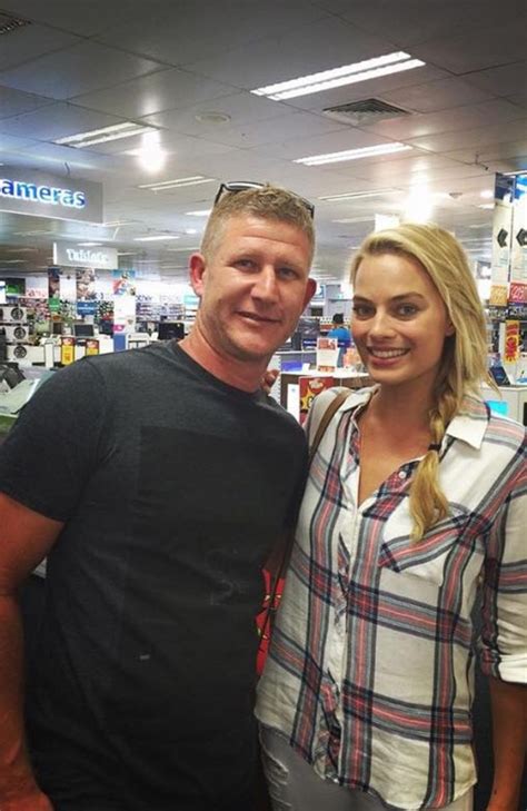 Margot Robbie Poses For Fan Photo At Gold Coast Electrical Store Gold