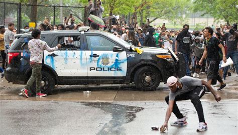 Journalists blinded, injured, arrested covering george floyd protests nationwide, usa today (31 мая 2020). Tear gas flies as Minneapolis rioters protest death of ...