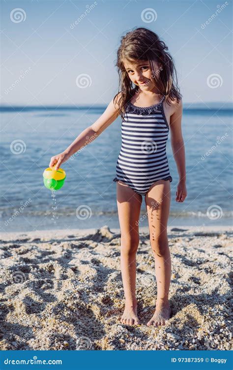 Niña Linda Que Juega En La Playa Imagen de archivo Imagen de cabrito recorrido