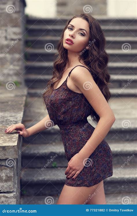 Стильная сексуальная женщина в платье лета Стоковое Фото изображение насчитывающей очарование