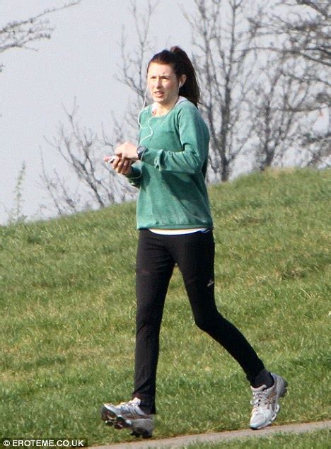 Jools Oliver Looks Super Slim As She Pushes Herself To The Max Jogging Daily Mail Online