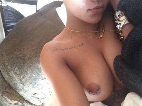 Rihanna Nuda Anni In Icloud Leak The Second Cumming