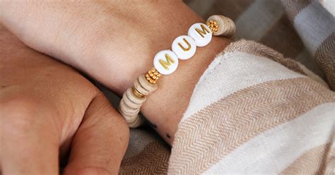 DIY Bracelet à message avec perles heishi en céramique et perles lettres