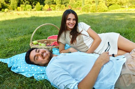 Счастливые пары в влюбленности на романтичном пикнике в парке отношение Стоковое Фото
