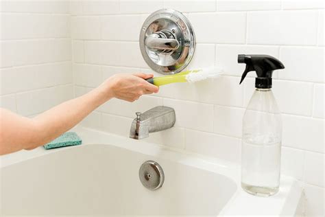 How To Clean A Bathtub — Pro Housekeepers