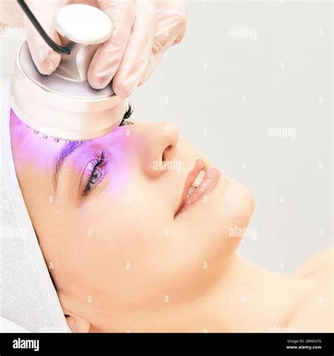 Light Infrared Therapy Cosmetology Head Procedure Beauty Woman Face Cosmetic Salon Device