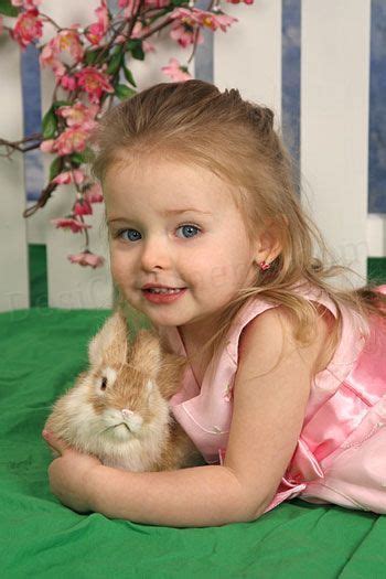 Di pemotretan kali ini, bersama fotografer winston gomez, perempuan kelahiran aceh ini tampil menawan dengan baju berwarna merah dan berlengan putih. Lovely baby girls - Sweety Babies Photo (11191339) - Fanpop