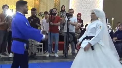 عروس تركية حاصلة على الحزام الأسود تطرح عريسها أرضاً إحتفالاً بالزفاف فيديو