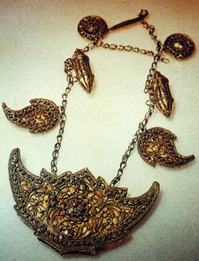 Jika anda menyukai corak gelang tangan, anda mungkin sukakan idea ini. Pakaian dan Perhiasan Tradisional Negeri Kedah - Perhiasan ...