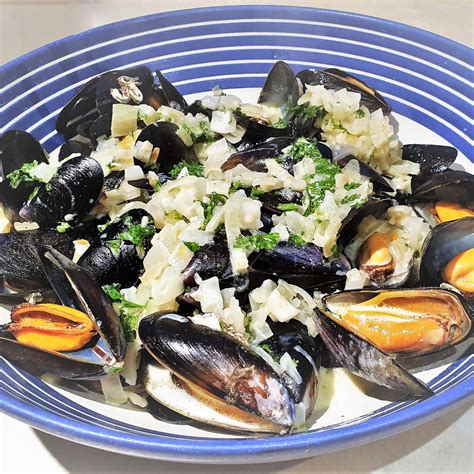 Fresh Mussels In A Creamy Garlic Sauce With Chips Foodle Club