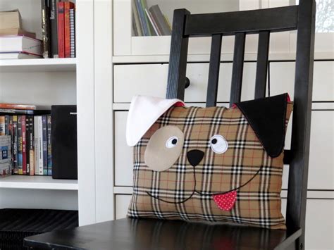 In this project we show you how to make a pillow for your home´s pets, use 60 cm flannel , it´s a soft cotton cloth, a maker, scissors and sewing machine , enjoy! How to sew easy and cute decorative dog pillow DIY — Sew Toy