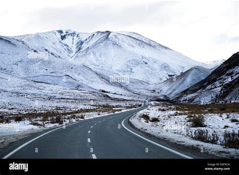 Road Through The Mountains New Zealand Stock Photo Alamy