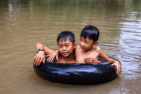 Dos Niños Vietnamitas Bañándose En El Río De Mekong Delta Vietnam Foto