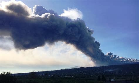 Lo scivolamento a valle della lava è. Terremoto in Sicilia, Etna in eruzione. Video e foto