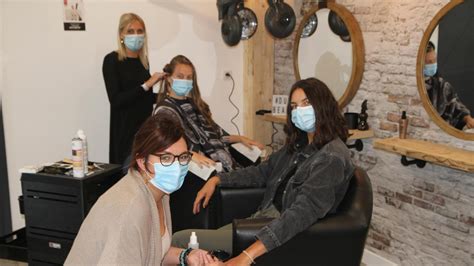 C'est que plusieurs salons auront à s'équiper de masques, combinaisons et matériels de protection pour ouvrir leur salon au public. À Alincthun, un salon de coiffure ouvre dans la zone d ...