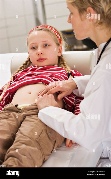 Arzt untersucht Magen eines Mädchens Stockfotografie Alamy