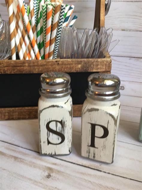 Rustic farmhouse chicken wire salt and pepper holder with mason jar shakers. Rustic Salt and Pepper Shaker Set Rustic Farmhouse Decor ...