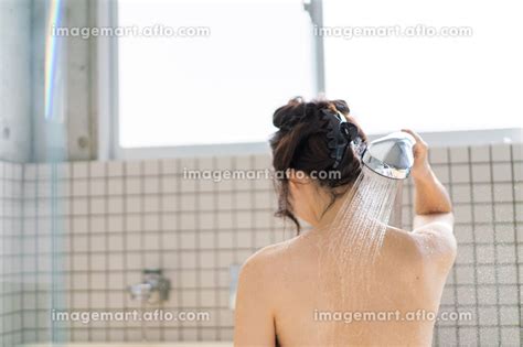 お風呂でシャワーを浴びる若い女性の写真素材 [178247940] イメージマート