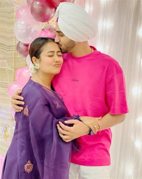 Rohanpreet Singh Huga Plants Kiss On Wife Neha Kakkar