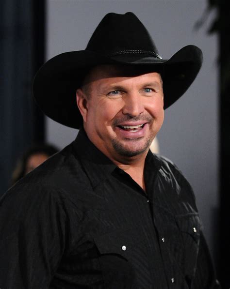Garth Brooks Ts His Guitar To A Fan With Cancer At Concert Closer