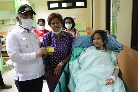 Wali Kota Bekasi Berikan Kartu Sehat Penderita Kanker Di Rsud Dr